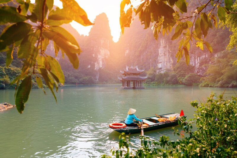 Scenic,landscape,of,ninh,binh,with,boat,on,river,and